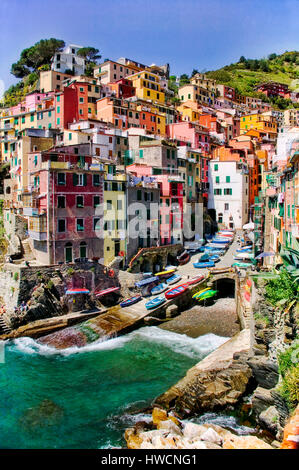 Riomaggiore ist eines der fünf Fischerdörfer entlang der Cinque Terre, Ligurien, Italien am Mittelmeer. Stockfoto