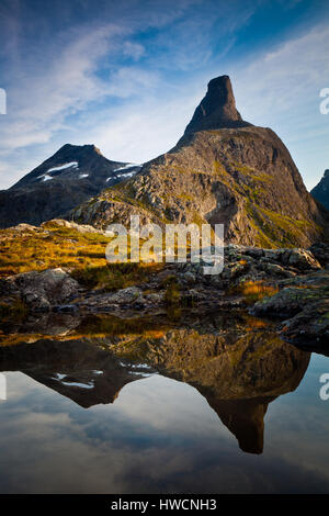 Herbst am Abend Licht auf dem Berg Romsdalshorn, Møre og Romsdal, Norwegen. Stockfoto