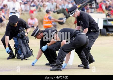 Polizei entfernen Eiern 18. GREEN OPEN 2006 ROYAL LIVERPOOL GOLF CLUB HOYLAKE 23. Juli 2006 Stockfoto