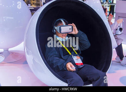 LAS VEGAS - JAN 08: Virtual-Reality-Demonstration auf der Huawei-Stand auf der CES in Las Vegas auf Anzeigen 8. Januar 2017, CES ist die weltweit führende co Stockfoto