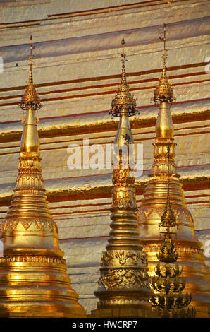 Die Spitzen der drei kleinen Stupas sind überlagert Shwedagon Pagode in Yangon, Myanmar Stockfoto