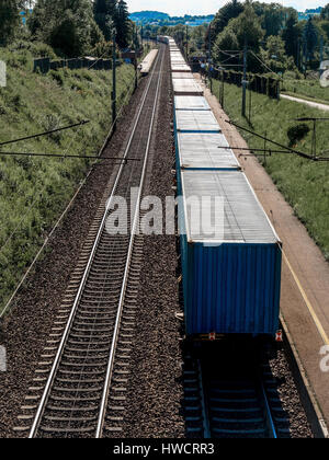 Ein Zug mit Ware auf einem Abschnitt, Ein Zug Mit Gütern Auf Einer Bahnstrecke Stockfoto