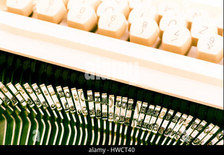 Schlüssel von einer alten Schreibmaschine. Symbolische Foto für die Kommunikation in früheren Zeiten, Tasten Einer alten Schreibmaschine. Symbolfoto Für Kommunikation in frühe Stockfoto