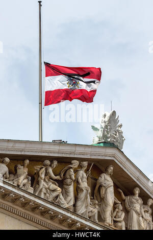 Österreich Bundesdienst Flagge auf Halbmast, symbol für Bundesland, Trauer, Patriotismus, Österreich Bundesdienstflagge, Halbmast, Symbol Für Bundessta Stockfoto