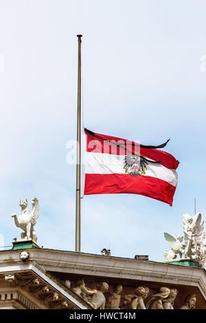 Österreich Bundesdienst Flagge auf Halbmast, symbol für Bundesland, Trauer, Patriotismus, Österreich Bundesdienstflagge, Halbmast, Symbol Für Bundessta Stockfoto