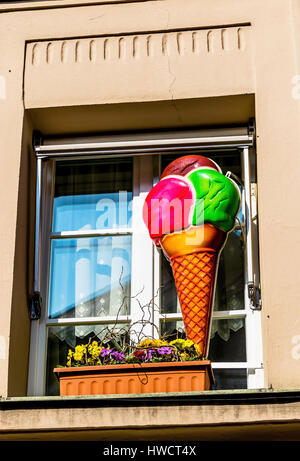 Werbung für Waffel Eis vor dem Fenster, Symbol für Gastronomie, Handel, Eis-Salon, Werbung, Reklame Für Waffeleis Vor Dem Fenster, Sym Stockfoto