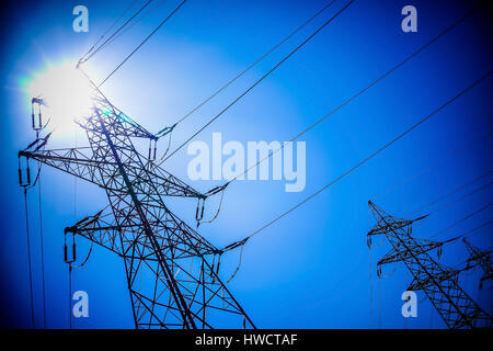 Der Stream-Mast eines Hochspannungs-Managements. Symbolische Foto für Energie. Vor dem blauen Himmel, Der Strommast Einer Hochspannungsleitung. Symbolfoto Für Ene Stockfoto