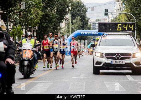 Athen, Griechenland. 19. März 2017. Die Gruppe der führenden Athleten wird während des Rennens gesehen. Die 6. Athen Halbmarathon fand heute mit einem neuen Rekord von Teilnehmern, wie mehr als 4000 Menschen teilgenommen. Das Rennen findet rund um das Zentrum von Athen jedes Jahr im Frühling. Die Veranstaltung umfasst auch Rennen von 1km (für Kinder), 3km und 5km und mehr als 16000 Personen nahmen an diesen Rennen. Bildnachweis: Kostas Pikoulas/Pacific Press/Alamy Live-Nachrichten Stockfoto