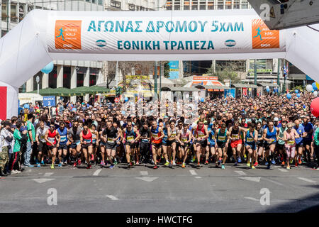 Athen, Griechenland. 19. März 2017. Das Rennen von 5km beginnt. Die 6. Athen Halbmarathon fand heute mit einem neuen Rekord von Teilnehmern, wie mehr als 4000 Menschen teilgenommen. Das Rennen findet rund um das Zentrum von Athen jedes Jahr im Frühling. Die Veranstaltung umfasst auch Rennen von 1km (für Kinder), 3km und 5km und mehr als 16000 Personen nahmen an diesen Rennen. Bildnachweis: Kostas Pikoulas/Pacific Press/Alamy Live-Nachrichten Stockfoto