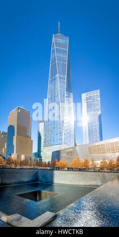 9/11 Memorial am World Trade Center Ground Zero mit One World Trade Center Tower im Hintergrund - New York, USA Stockfoto