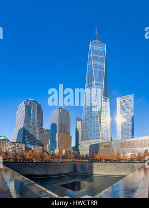 9/11 Memorial am World Trade Center Ground Zero mit One World Trade Center Tower im Hintergrund - New York, USA Stockfoto