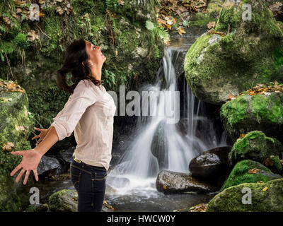 Ein Bach mit Steinen und fließend Wasser. Landschaft-Erlebnis in der Natur., Ein Bach Mit Steinen Und Fliessendem Wasser. Landschaft Erleben in der Natur. Stockfoto