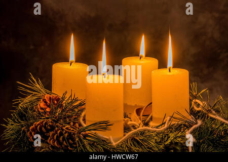 Ein Adventskranz Weihnachten sorgt für Romatinsche Stimmung in der ruhigen Advent Zeit., Ein Adventskranz Zu Fernsehsendern Sorgt Für Romatinsche atmosphère Stockfoto