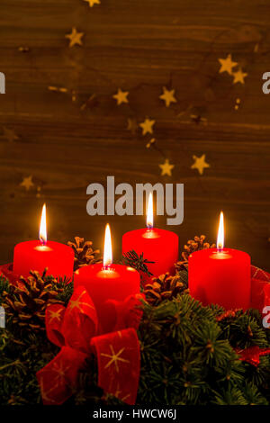 Ein Adventskranz Weihnachten sorgt für Romatinsche Stimmung in der ruhigen Advent Zeit., Ein Adventskranz Zu Fernsehsendern Sorgt Für Romatinsche atmosphère Stockfoto