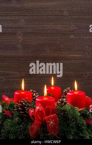 Ein Adventskranz Weihnachten sorgt für Romatinsche Stimmung in der ruhigen Advent Zeit., Ein Adventskranz Zu Fernsehsendern Sorgt Für Romatinsche atmosphère Stockfoto