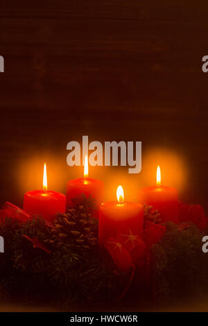 Ein Adventskranz Weihnachten sorgt für Romatinsche Stimmung in der ruhigen Advent Zeit., Ein Adventskranz Zu Fernsehsendern Sorgt Für Romatinsche atmosphère Stockfoto