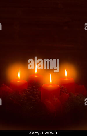 Ein Adventskranz Weihnachten sorgt für Romatinsche Stimmung in der ruhigen Advent Zeit., Ein Adventskranz Zu Fernsehsendern Sorgt Für Romatinsche atmosphère Stockfoto