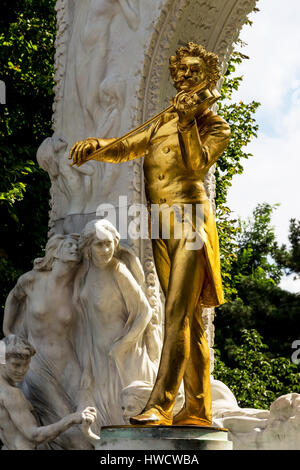 Johann-Strauss-Denkmal steht in der Wiener Stadt Park., Das Johann Strauß Denkmal Steht Im Wiener Stadtpark. Stockfoto