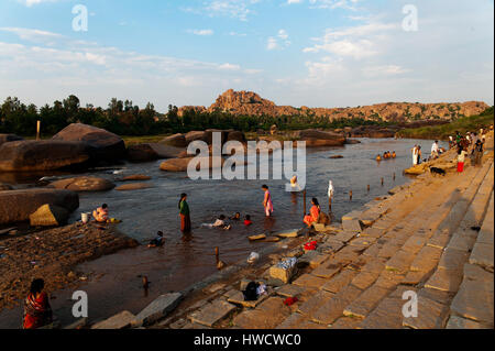 Inder erfrischend selbst an den Gewässern des Tungabhadra Fluss, Hampi, Karnataka, Indien Stockfoto