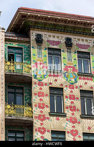 Vienna-Linie befindet sich in der Wiener Markt knabbern. Architektur von Otto Wagner in Wien, Österreich, sterben Wienzeilenhäuser bin Wiener Naschmarkt. Bogen Stockfoto