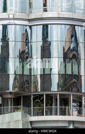 Reflexionen in der Haas-Haus in Wien, Österreich, Spiegelungen Im Haas-Haus in Wien, Österreich Stockfoto