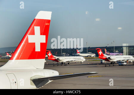 Schweiz, Zürich: Flugzeuge der Schweizer auf dem Flughafen Kloten, Schweiz, Zürich: Flugzeuge der Schweizer Auf Dem Flughafen Kloten Stockfoto