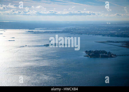 Luftaufnahme der Upper New York Bay mit Liberty Island und die Freiheitsstatue - New York, USA Stockfoto