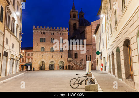 Architektur von Foligno in der Morgendämmerung. Foligno, Umbrien, Italien. Stockfoto