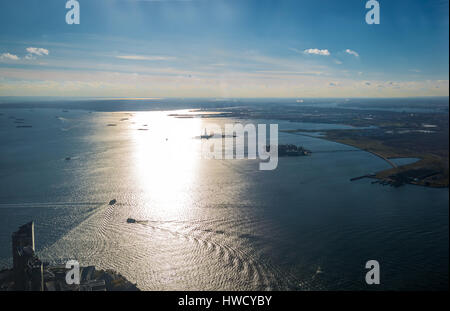 Luftaufnahme der Upper New York Bay mit Liberty Island und die Freiheitsstatue - New York, USA Stockfoto