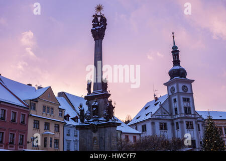 Pestsäule und Rathauses in Loket. Elbogen, Böhmen, Tschechien. Stockfoto