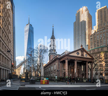 St.-Pauls-Kapelle und One World Trade Center in Lower Manhattan - New York, USA Stockfoto