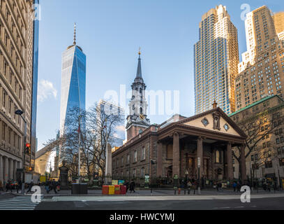 St.-Pauls-Kapelle und One World Trade Center in Lower Manhattan - New York, USA Stockfoto