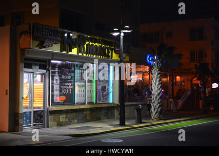 San Juan, Puerto Rico - 28. Februar 2017: H & R Food & Schnaps Markt auf Ashford Avenue mit prominenten Puerto Rican Bacardi Rum Zeichen im Fenster Stockfoto