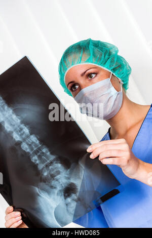 Eine Krankenschwester oder Arzt im OP Kleidung vor einer Operation. Symbolische Foto für die Arbeit im Krankenhaus, Eine Krankenschwester Oder Aerztin in OP-Kleidung Vor ei Stockfoto