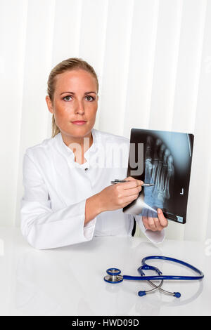 Eine Krankenschwester oder Arzt im OP Kleidung vor einer Operation. Symbolische Foto für Stress und Überstunden in der Krankenhaus., Eine Krankenschwester Oder Aerztin in Stockfoto