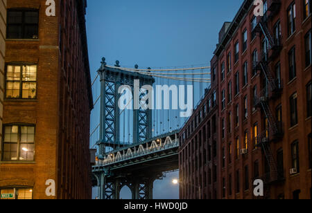 Manhattan Bridge gesehen von Dumbo zwischen Backsteinbauten auf Brooklyn bei Sonnenuntergang - New York, USA Stockfoto