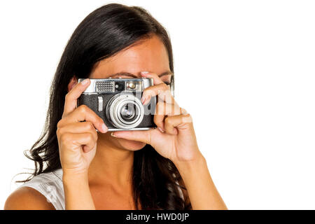 Eine junge Frau nimmt ein Foto der Kamera mit einem Retro, Eine Junge Frau bei Mit Einer Retro-Kamera Stockfoto