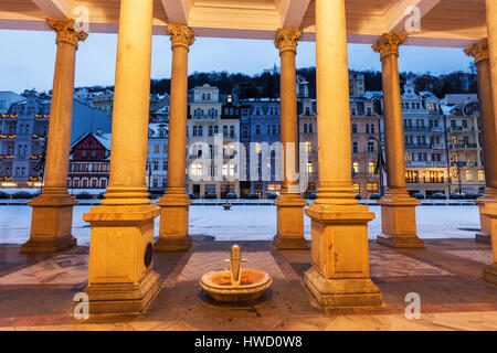 Mühlenkolonnade in Karlovy Vary/Karlsbad. Karlovy Vary (Karlsbad), Böhmen, Tschechien. Stockfoto