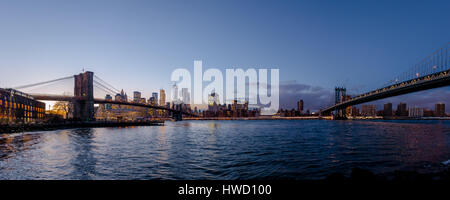 Panoramablick auf Manhattan und die Brooklyn Bridge bei Sonnenuntergang - New York, USA Stockfoto