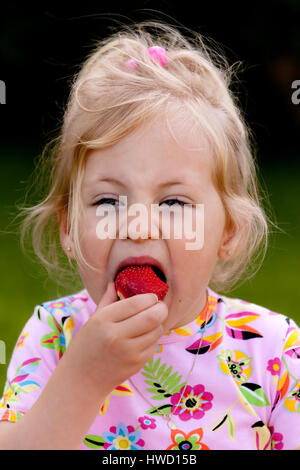 Amüsante blondes Mädchen in den Garten, ca. 4-5 Jahre alt, Lustiges Blondinen näher Im Garten, ca. 4-5 Jahre alt Stockfoto