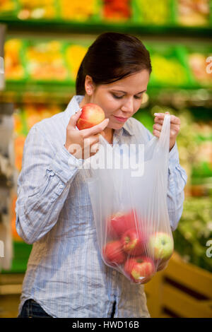 Frau geht zum Einkaufen im Supermarkt, Frau Geht Einkaufen Im Supermarkt Stockfoto