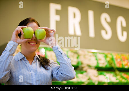 Frau geht zum Einkaufen im Supermarkt, Frau Geht Einkaufen Im Supermarkt Stockfoto