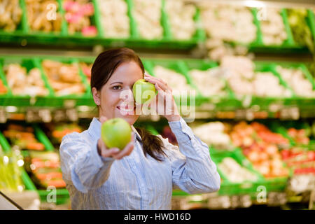 Frau geht zum Einkaufen im Supermarkt, Frau Geht Einkaufen Im Supermarkt Stockfoto