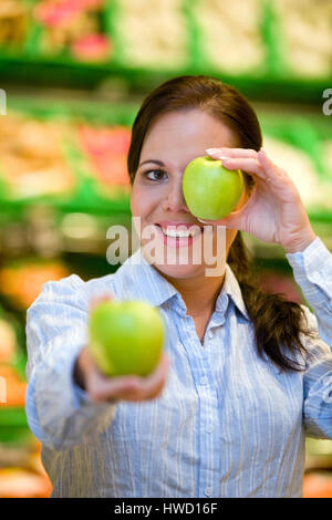 Frau geht zum Einkaufen im Supermarkt, Frau Geht Einkaufen Im Supermarkt Stockfoto