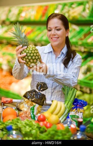 Frau geht zum Einkaufen im Supermarkt, Frau Geht Einkaufen Im Supermarkt Stockfoto