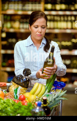 Frau geht zum Einkaufen im Supermarkt, Frau Geht Einkaufen Im Supermarkt Stockfoto