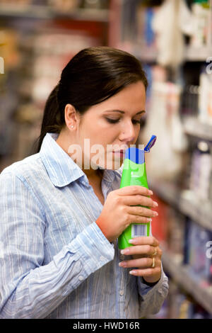 Frau geht zum Einkaufen im Supermarkt, Frau Geht Einkaufen Im Supermarkt Stockfoto