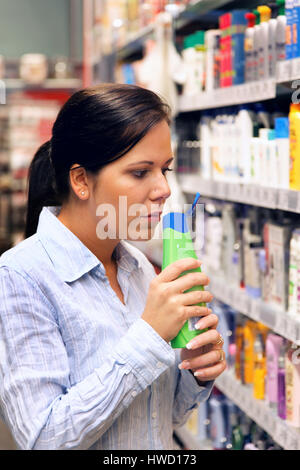 Frau geht zum Einkaufen im Supermarkt, Frau Geht Einkaufen Im Supermarkt Stockfoto