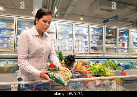 Frau geht zum Einkaufen im Supermarkt, Frau Geht Einkaufen Im Supermarkt Stockfoto