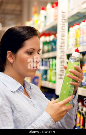 Frau geht zum Einkaufen im Supermarkt, Frau Geht Einkaufen Im Supermarkt Stockfoto